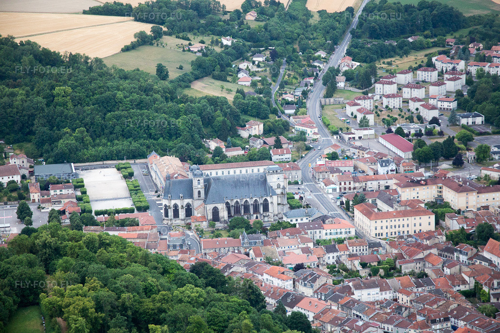 Vue aérienne: Vue de la ville à Saint-Mihiel dans le département Meuse, France. Photo: IMG_083383.jpg prise le 12/07/2015 par Werner Riehm/FLY-FOTO.euRésolution de l'original: 5472 x 3648 px