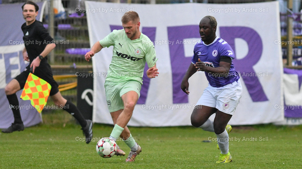 VfR Neumünster (lila) vs PSV Neumünster (grün) | Moshood Adesanya (VfR #9) vs Nils Drauschke (PSV #10) / Fußball-Oberliga Männer 2025/2026 / VfR Neumünster (lila) vs PSV Neumünster (grün) / Grümmi-Arena / Neumünster / 15.04.26 - Realisiert mit Pictrs.com