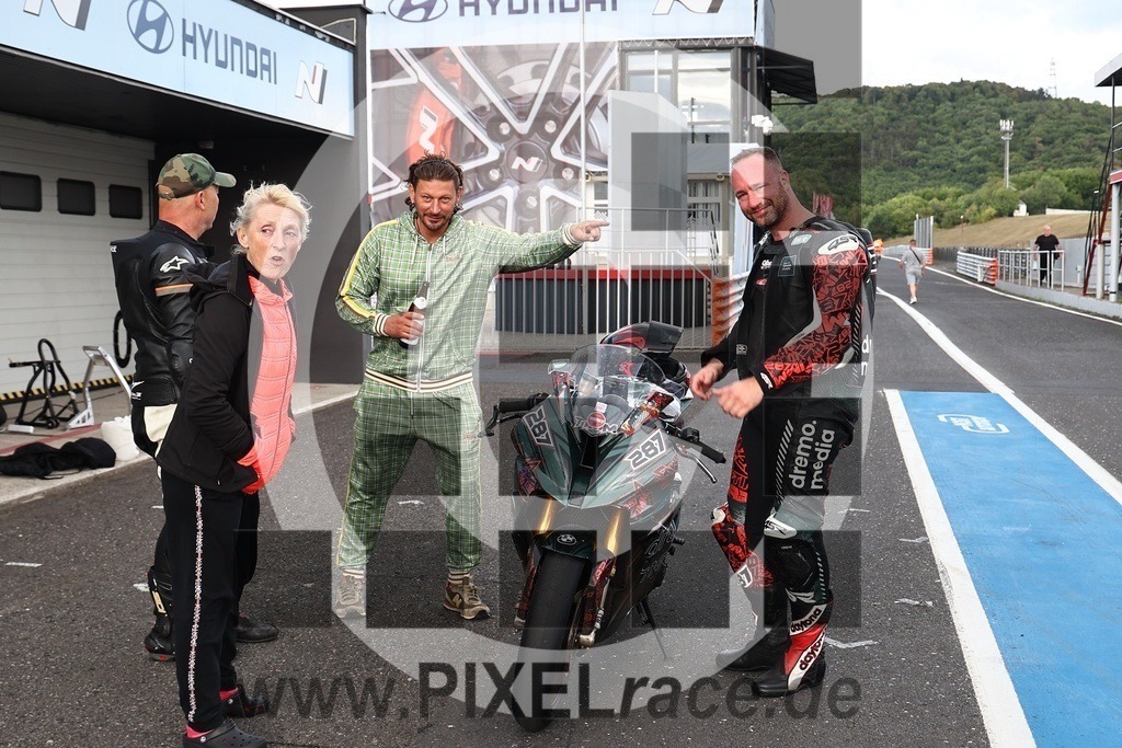 social-20250823_07873 | Schöne Erinnerungen an spannende Momente - das festzuhalten ist unser Job. PIXELrace.de ist seit 2003 auf den Rennstrecken Europas unterwegs um die Action draußen beim Fahren und die wunderbare Stimmung imm Fahrerlager für euch einzufangen.