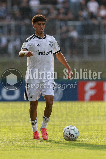 21.08.2026, GER, Fussball, Herren, DFB-Pokal, Saison 2026/2027, SC St. Tönis vs Eintracht Frankfurt | Ayoube Amaimouni-Echghouyab (Frankfurt) in Aktion am Ball, Einzelaktion