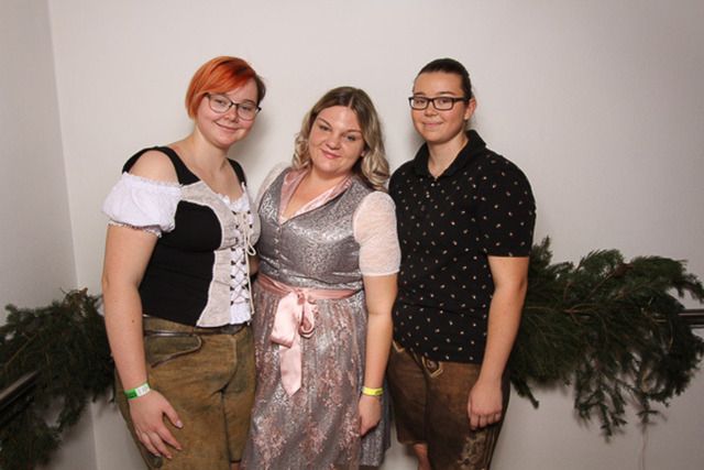 FotoKastl_Kathrein_Tanz_Goldbrunnhof_20231117_0152 | Vermietung und Verleih von Fotobox mit Drucker in Kärnten, Völkermarkt, Klagenfurt, Wolfsberg, St. Veit, Villach. Für ihre Hochzeit, Polterabend, Geburtstagsfeier, Firmen Feier, Weihnachtsfeier. Anlieferung oder Selbstabholung mit Drucker  Fotos digital - Realisiert mit Pictrs.com