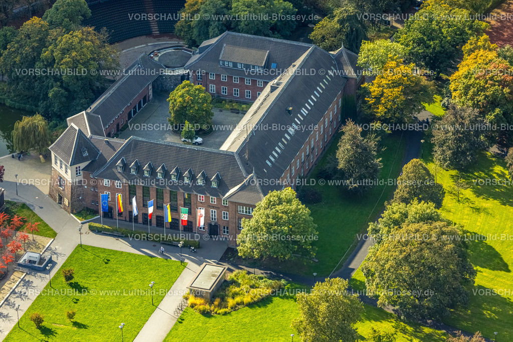 Dinslaken241008971 | Luftbild, Rathaus, Burg Dinslaken, auch Kastell Dinslaken, Burganlage und Flaggen am Eingang, Dinslaken, Ruhrgebiet, Nordrhein-Westfalen, Deutschland