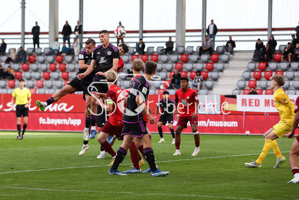 FC Bayern Muenchen U19 - 1. FC Kaiserslautern U19 | Ein Eckball des FC Bayern bringt nichts ein / Duell / Kopfball / Zweikampf