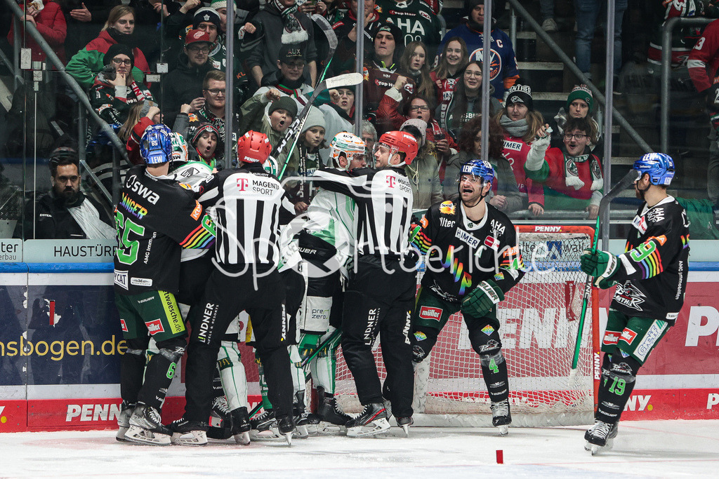 Augsburger Panther - Bietigheim Steelers | Eine kleine Rangelei vor dem Tor von Markus KELLER (AEV #35)