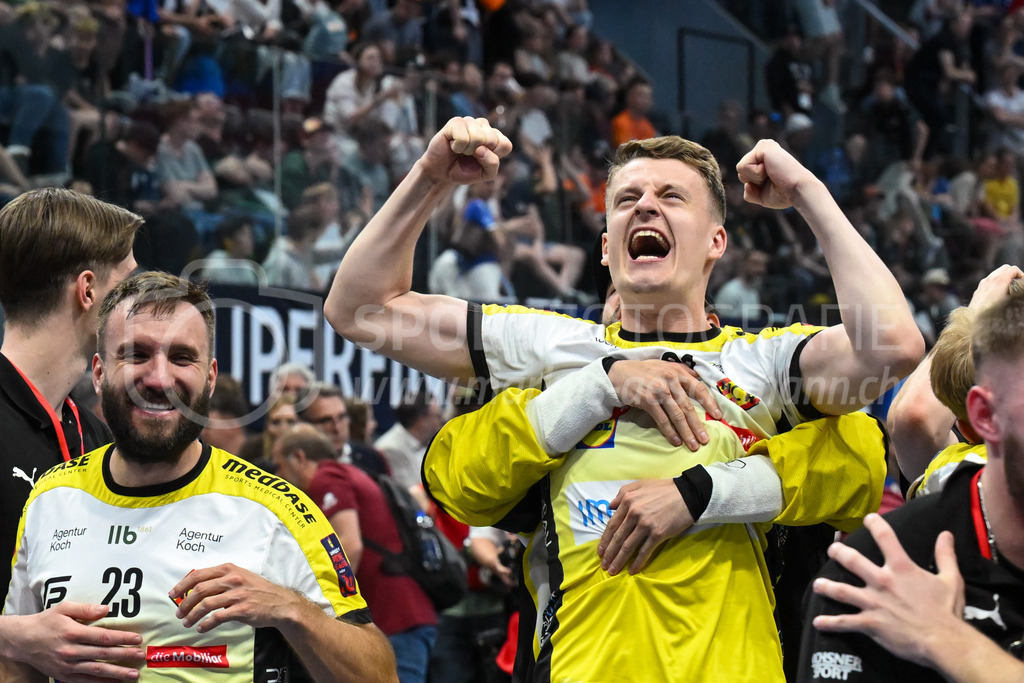 Zug United - HC Rychenberg - 25. April 2026 | Tobias Studer (#23 HC Rychenberg Winterthur) und Niklas Rutz (#21 HC Rychenberg Winterthur) jubeln über den ersten Schweizer Meistertitel des Vereins am L-UPL Superfinal-Spiel zwischen Zug United und HC Rychenberg am 25. April 2026 in der BCF Arena, Fribourg, Schweiz.Bild: Sportfotografie Markus Aeschimann | www.markus-aeschimann.ch - Realisiert mit Pictrs.com