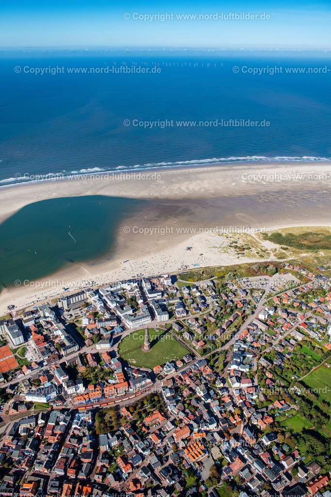 Borkum_Strand_ELS_6710091022 | BORKUM 09.10.2022 Sand- Landschaft im Küstenbereich mit natürlicher Bucht auf der Nordsee - Insel Borkum im Bundesland Niedersachsen. // Sandy coastline with Natural bay on the North Sea Island Borkum in the state Lower Saxony. Foto: Martin Elsen