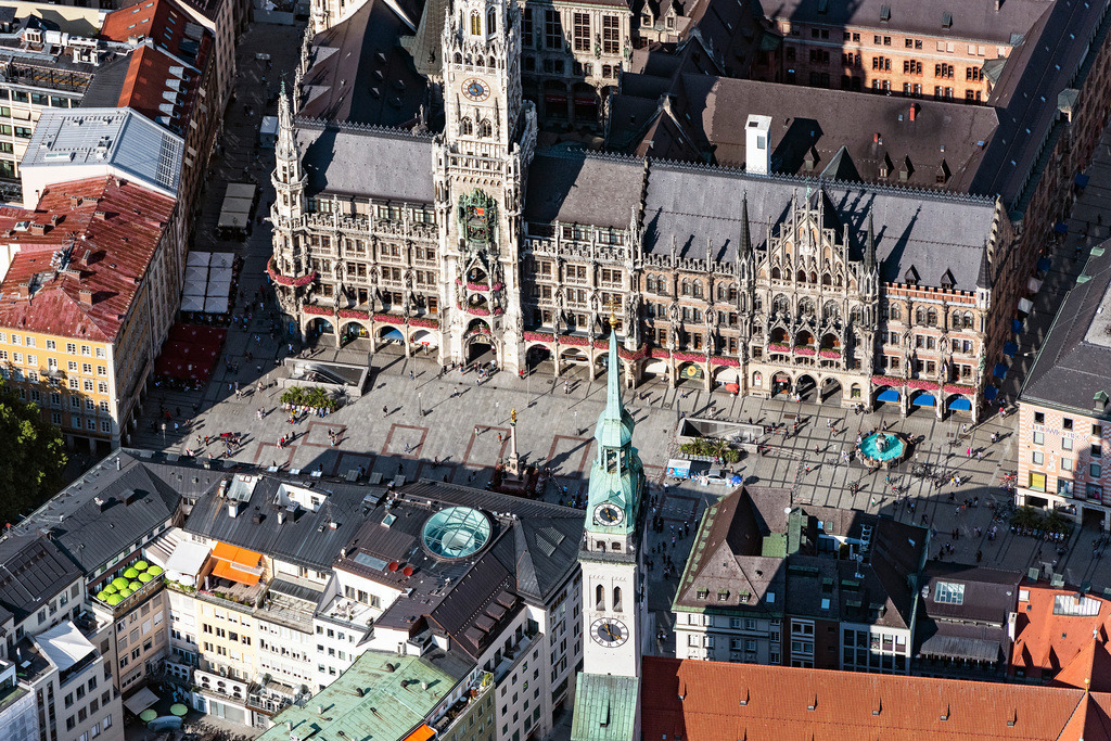 dr__0010356.jpg | MüNCHEN 18.09.2018 Platz- Ensemble Marienplatz am Rathaus im Innenstadt- Zentrum in München im Bundesland Bayern, Deutschland. // Ensemble space Marienplatz on Town Hall in the inner city center in Munich in the state Bavaria, Germany. Foto: Daniel Reiter