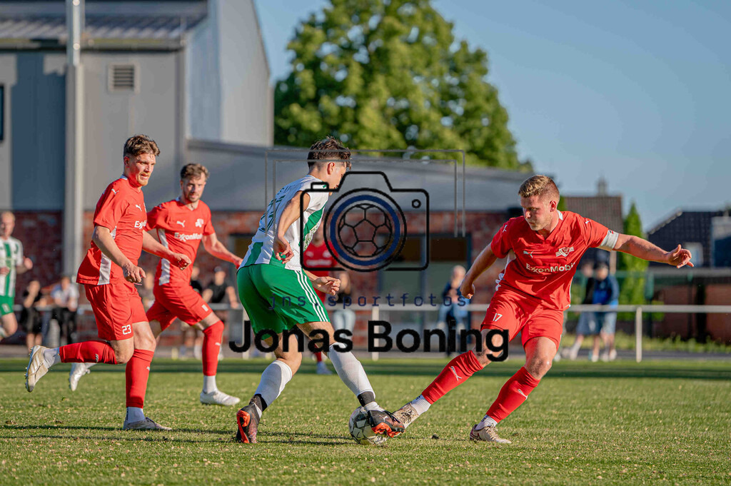 Fußball I Herren I Saison 2025-2026 I Bezirksliga Weser-Ems 4 I 20. Spieltag I TuS Lutten - VfL Oythe I 17632 | jns.sportfotos - Realisiert mit Pictrs.com