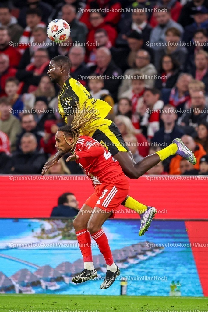 FCB18102501083 | 18.10.2025, Fußball, FC Bayern München - Borussia Dortmund, 1. Fußball Bundesliga, 7. Spieltag, Allianz Arena, Saison 2025 2026: Serhou Guirassy (BVB #09) im Zweikampf gegen  Sacha Boey (FC Bayern Muenchen #23) DFB regulations prohibit any use of photographs as image sequences and or quasi-video.