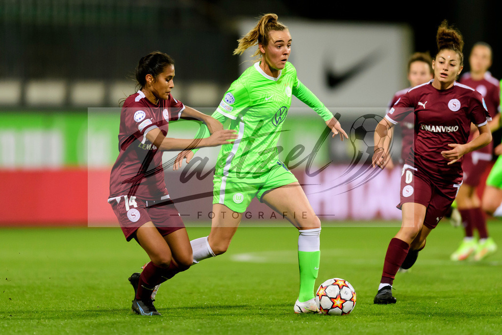 WOBSER20211013_018 | Fussball, Frauen: Nathalia Spaelti (Servette FCCF) und Jill Roord (VfL Wolfsburg) im Zweikampf beim Spiel der UEFA Women´s Champions League zwischen VfL Wolfsburg und Servette FC im AOK-Stadion am 13.10.2021 in Wolfsburg, Deutschland. - Realisiert mit Pictrs.com