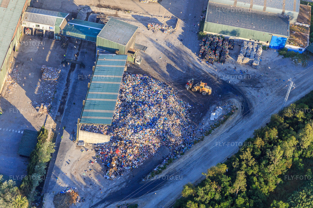 Vue aérienne: Des tas de déchets livrés à la décharge CIT Montemarta - Conica Aborgase à Alcalá de Guadaíra dans le département Séville, Espagne – .Photo: IMG_145735.jpg prise le 22/04/2025 par Werner Riehm/FLY-FOTO.eu – Résolution de l'original: 5472 x 3648 px – Inicio - Aborgase