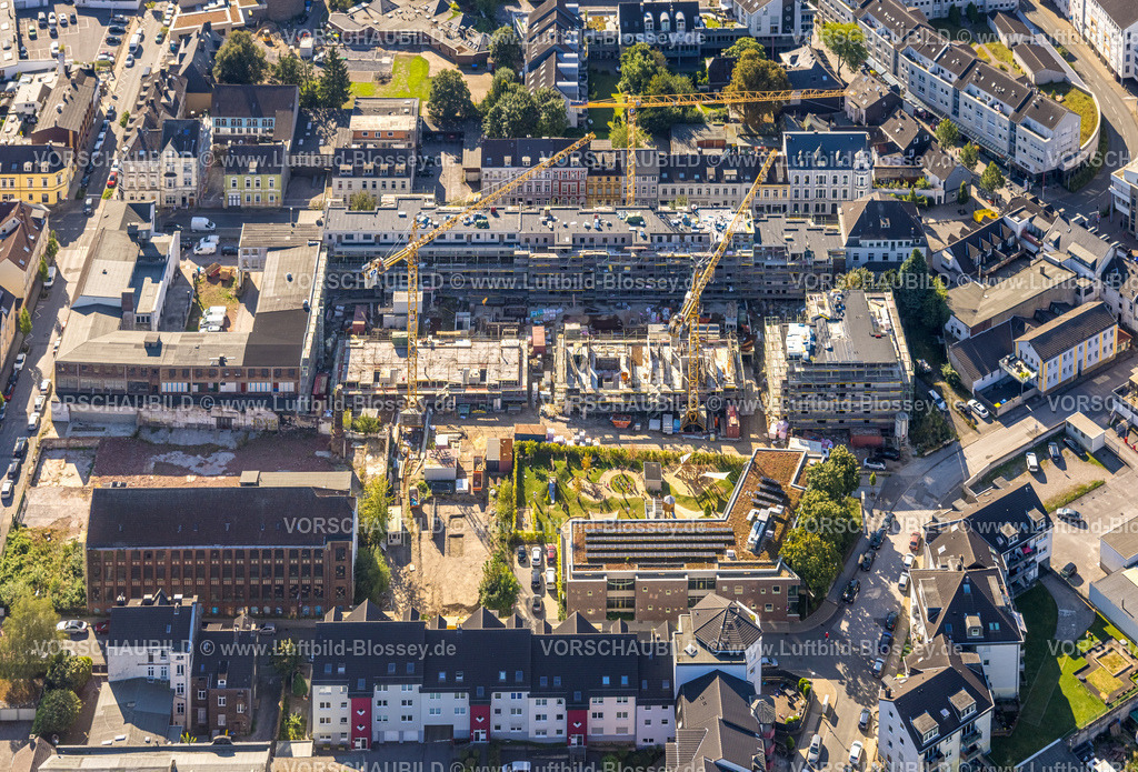 Velbert240812489 | Luftbild, Großbaustelle für Wohngebäude an der Sternbergstraße auf dem ehemaligen Firmengelände Wittkopp und Berninghaus, Neubau für Klima-Kita mit Spielplatz an der Nordstraße, Velbert, Ruhrgebiet, Nordrhein-Westfalen, Deutschland