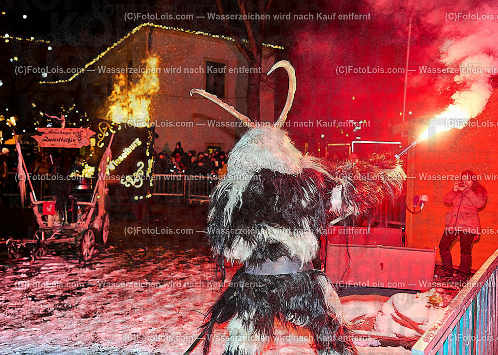 ALP9719_Wieselburger ADVENT_Wintersonnenwende_Perchtenlauf | (C)FotoLois.com, Alois Spandl, Wieselburger Advent, Wintersonnenwendfeier mit Umzug durch die Stadt, Sonnenwendfeuer und Perchtenlauf mit Show im Schlosspark, Mitwirkung der Partnergemeinde EINBECK, Sa 17. Dezmber 2022.
