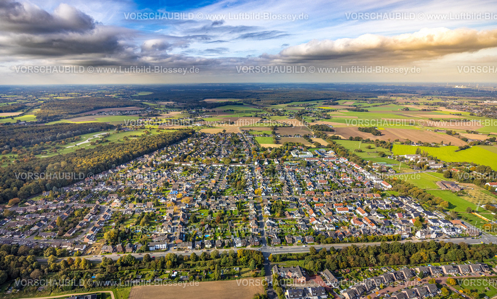 Kamp-Lintfort241013904 | Luftbild, Ortsteil Niersenbruch, Wohngebiet Wohnsiedlung entlang der Wiesenbruchstraße, Wiesen und Felder mit Fernsicht, blauer Himmel mit Wolken, unten die Rheinberger Straße Bundesstraße B510, Kamperbruch, Kamp-Lintfort, Ruhrgebiet, Nordrhein-Westfalen, Deutschland