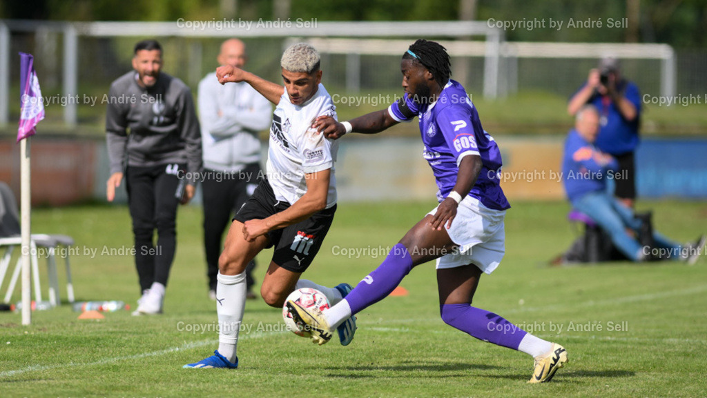 VfR Neumünster vs Eckernförder SV | Stephen Prom (VfR #16) / Ömer Dagtekin (ESV #29) - Fußball-Oberliga Männer 2024/2025 / VfR Neumünster vs Eckernförder SV / VfR-Stadion / Neumünster / 15.09.24 - Realisiert mit Pictrs.com