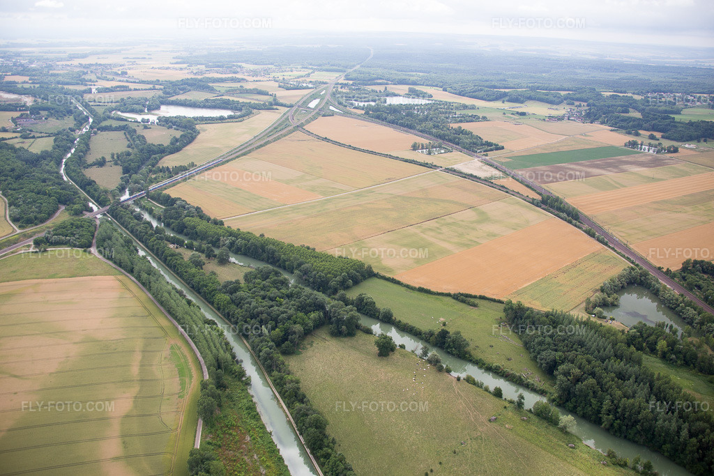 Aerial view: Amancon in Saint-Florentin in the state Yonne, France. – Photo: IMG_082620.jpg taken on 06/21/2015 by Werner Riehm/FLY-FOTO.com – Resolution of the original: 5472 x 3648 px