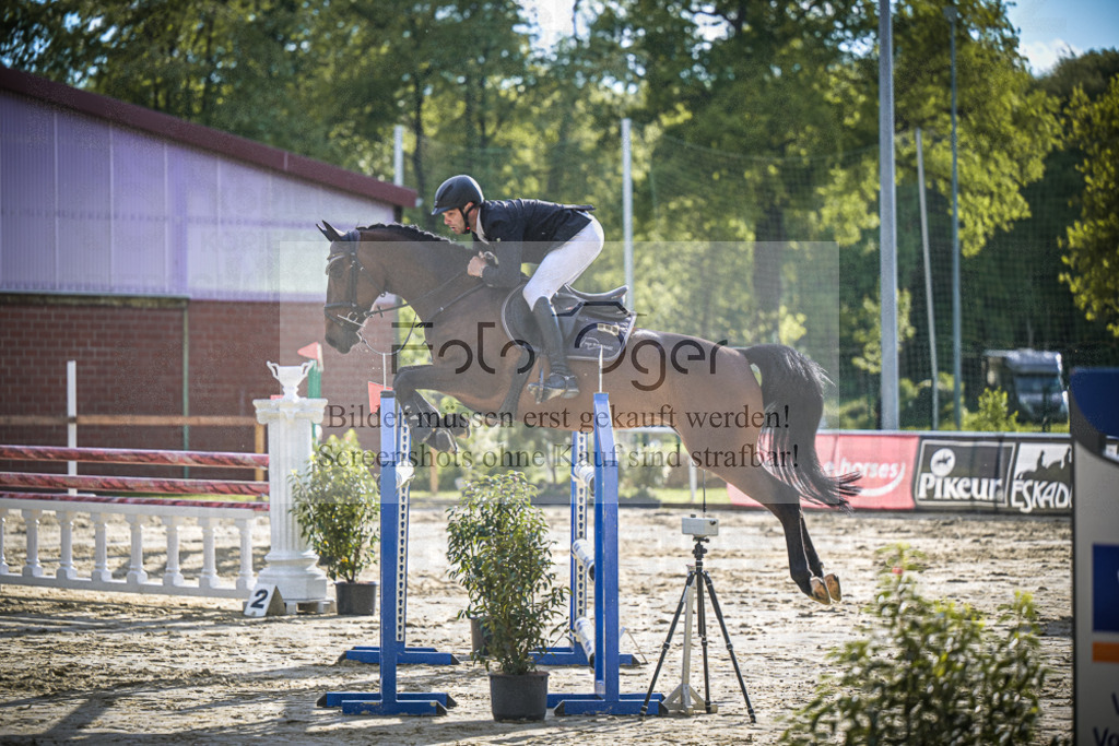 DOS_3690 | Entdecke hochwertige Reitturnierfotos von Foto Oger. Professionell, emotional und authentisch – jetzt Lieblingsmomente im Shop bestellen.Deutschlandweite Turnierfotografie. - Realisiert mit Pictrs.com