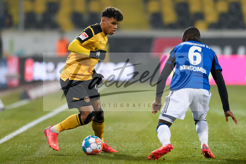 SGDHSV20220114_93 | Fussball, Herren: Ransford-Yeboah Koenigsdoerffer (SG Dynamo Dresden) und David Kinsombi (Hamburger SV) im Zweikampf bei dem Spiel der 2. Bundesliga zwischen SG Dynamo Dresden und Hamburger SV im Rudolf-Harbig-Stadion am 14.01.2022 in Dresden, Deutschland.DFB / DFL REGULATIONS PROHIBIT ANY USE OF PHOTOGRAPHS AS IMAGE SEQUENCES AND/OR QUASI-VIDEO. - Realisiert mit Pictrs.com
