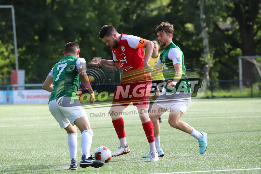 FC RW Kirchlengern - TuS Dornberg | Auf dem Bild zu sehen: rot FC RW Kirchlengern: Dennis Quirin ; grün TuS Dornberg v.l.: Rene Schäfer, Charley Achtereekte FC RW Kirchlengern, TuS Dornberg, Saison 25/26, Landesliga, Kirchlengern, Deutschland - Realisiert mit Pictrs.com