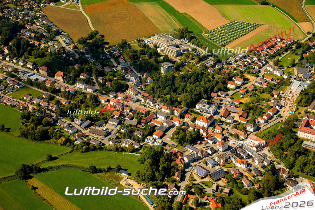 Das Luftbild zeigt :  Mallersdorf-Pfaffenberg - Die Luftaufnahme wurde 2023 vom UL-Flugzeug aus erstellt ( keine Drohne ) - Hochauflösende Luftaufnahme - Für grossformatige Ausdrucke geeignet. Die Geschenkidee !Mit Lizenz und Bildrechte bestellbar