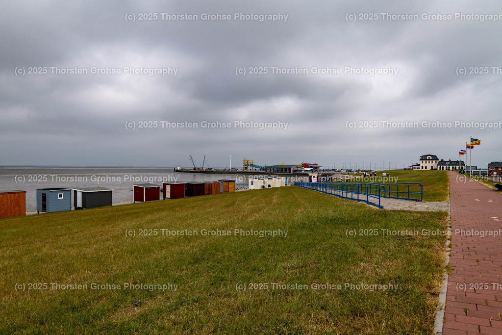 Bathing huts in Dagebüll Schleswig Holstein Germany June 2023, Badehütten in Dagebüll Schleswig Holstein Deutschland Juni 2023 | The bathing stalls in Dagebüll are small colorful houses on the beach, directly on the dike, on the Wadden Sea and are a symbol of North Friesland. Die Badebuden in Dagebüll sind kleine bunte Häuser am Strand, direkt am Deich, am Wattenmeer und sind ein Symbol von Nordfriesland. - Realisiert mit Pictrs.com