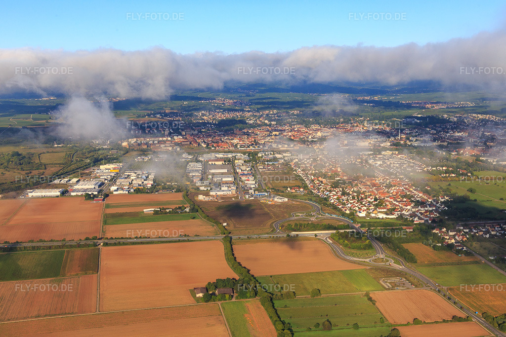 Luftbild: Ortsansicht von Osten jenseits der A65 im Ortsteil Queichheim in Landau im Bundesland Rheinland-Pfalz in Deutschland. Foto: IMG_103411.jpg vom 10.09.2017 durch Werner Riehm/FLY-FOTO.de