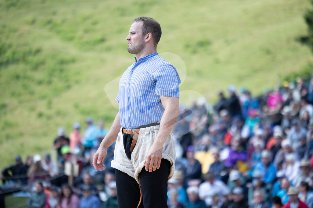 Rigi2025_0589 | Die Schwinger des Schwyzer Kantonalen Schwingerverbandes: Fotos, die Dynamik und Leidenschaft festhalten, sowie emotionale Momente aus dem traditionellen Schwingsport zeigen. - Realisiert mit Pictrs.com