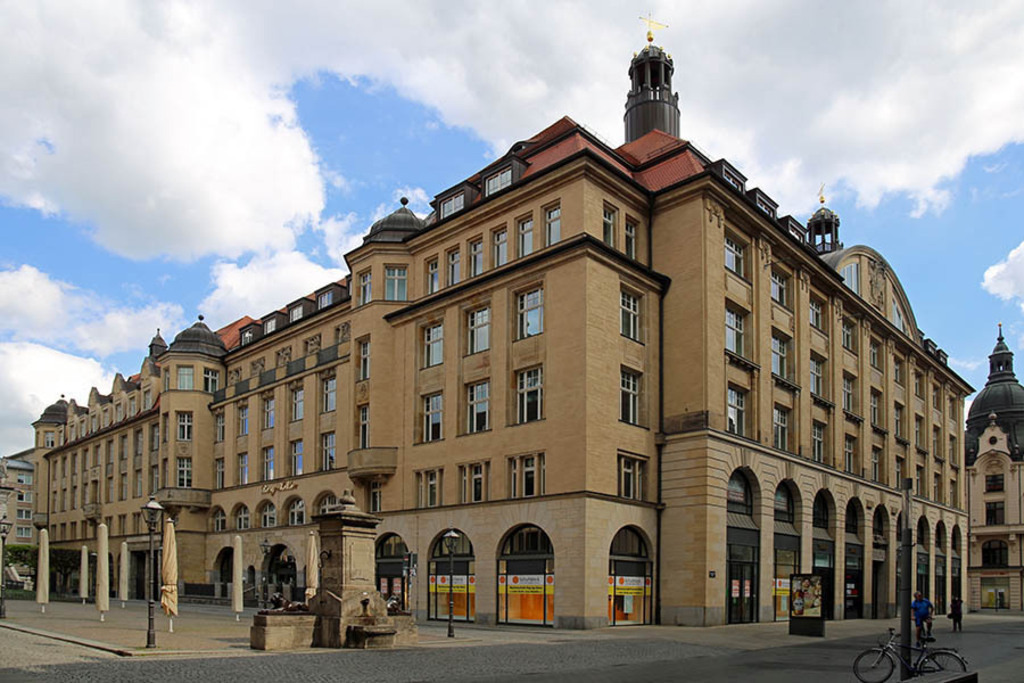 Foto: Leipzig - Löwenbrunnen auf dem Naschmarkt - Blick zum Handelshof | Das Team hinter BILDLEXIKON LEIPZIG bündelt historische wie aktuelle Informationen über die Stadt Leipzig in Text und Bild auf einer Plattform und stellt diese der interessierten Öffentlichkeit zur Verfügung.