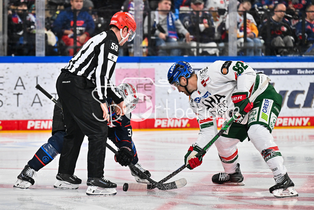 Nürnberg Ice Tigers - Augsburger Panther | Beim Bully Tyler SPEZIA (Nürnberg Ice Tigers 37) und Alexandre GRENIER (Augsburger Panther 82) / Duell / Zweikampf / DEL: Nürnberg Ice Tigers - Augsburger Panther; PSD Bank Nürnberg ARENA am 12.09.2025