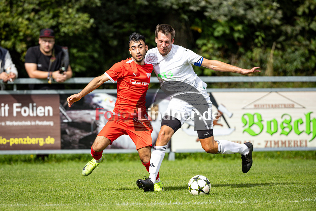 SG SV Eberfing/SV Söchering gegen SG 1 TSV Schäftlarn/SC Baierbrunn | Fußball Herren A-Klasse Gruppe 5 Zugspitze 2024/25 7. Spielttag, SG SV Eberfing/SV Söchering gegen SG 1 TSV Schäftlarn/SC Baierbrunn, 20250914,Zweikampf,2025-09-14 in Obersöchering (Sportplatz Obersöchering), Mostafa HUSSEINI (SG TSV Schäftlarn/SC Baierbrunn 11), Johannes AMMER (SG SV Eberfing/SV Söchering Kapitän 3)Copyright: WolfgangxLindner www.foto-lindner.de