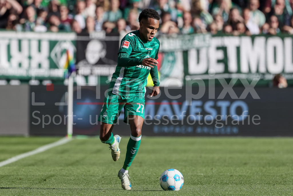 Fussball, Bundesliga, SV Werder Bremen - SC Freiburg | v.li.: Felix Agu (SV Werder Bremen, 27) am Ball, Freisteller, Einzelbild, Ganzkörper, Aktion, Action, Spielszene, DIE DFL-RICHTLINIEN UNTERSAGEN JEGLICHE NUTZUNG VON FOTOS ALS SEQUENZBILDER UND/ODER VIDEOÄHNLICHE FOTOSTRECKEN. DFL REGULATIONS PROHIBIT ANY USE OF PHOTOGRAPHS AS IMAGE SEQUENCES AND/OR QUASI-VIDEO.