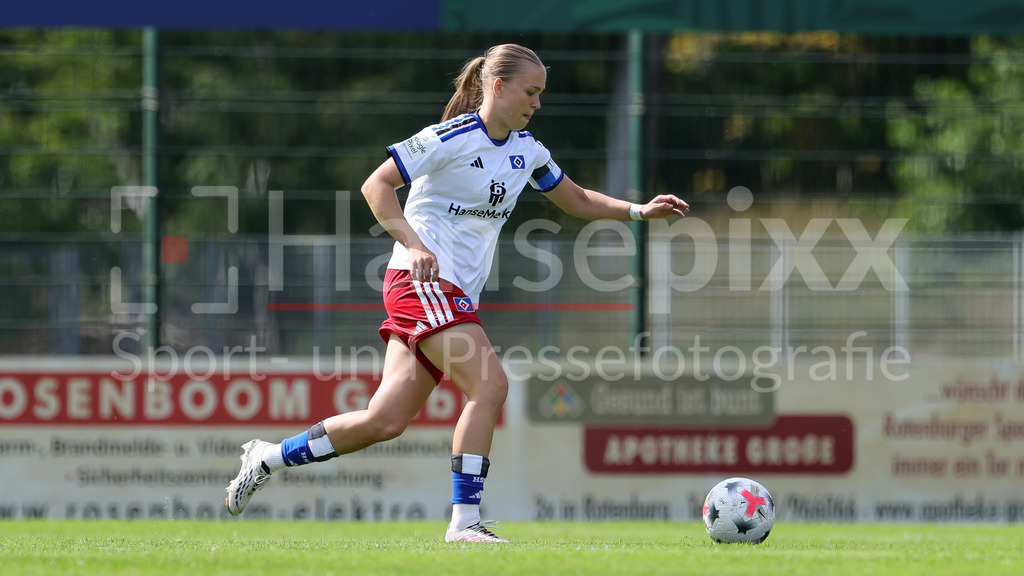 Fussball, Testspiel Frauen, SV Werder Bremen - Hamburger SV | Annaleen Böhler (Hamburger SV, HSV, 6) am Ball, Freisteller, Einzelbild, Ganzkörper, Aktion, Action, Spielszene