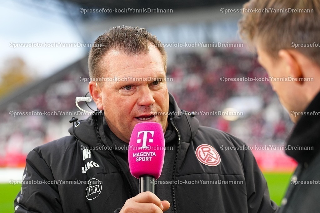 xYDRx02112502016 | 02.11.2025, xydrx, Fußball, 3.Liga, Rot-Weiss Essen - 1.FC Schweinfurt 05, Saison 2025 2026, Stadion an der Hafenstraße:  Uwe Koschinat (Cheftrainer Rot-Weiss Essen)  DFB regulations prohibit any use of photographs as image sequences and or quasi-video.