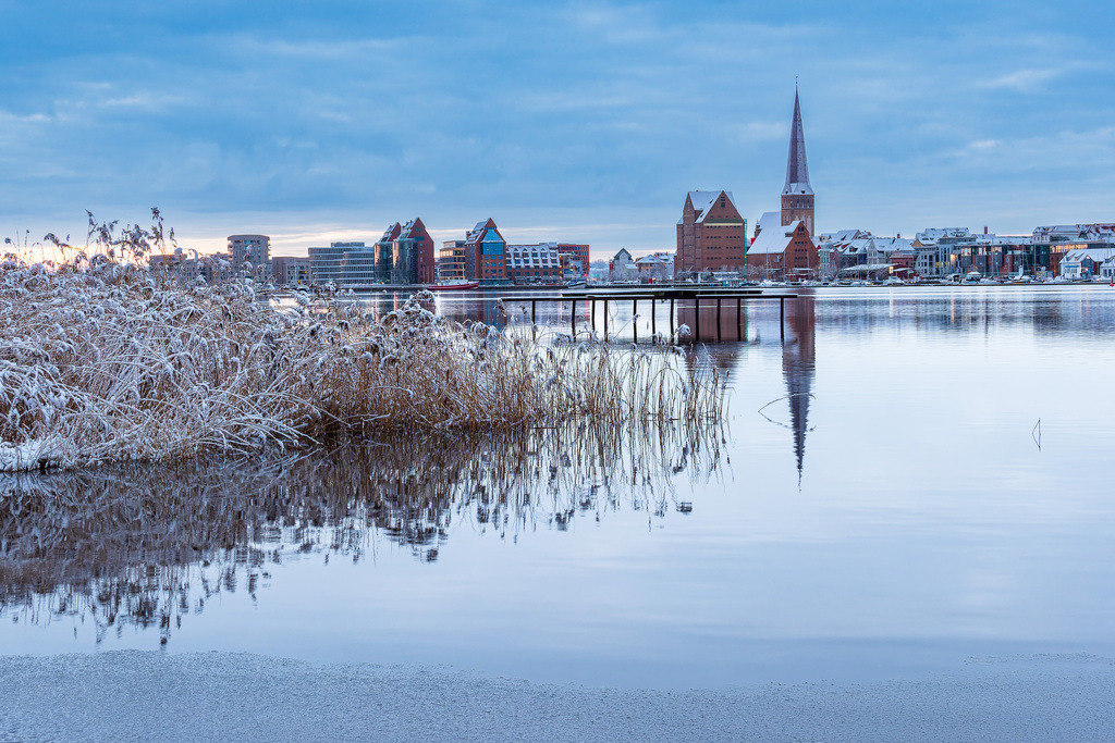 Blick über die Warnow auf die Hansestadt Rostock im Winter | Blick über die Warnow auf die Hansestadt Rostock im Winter.
