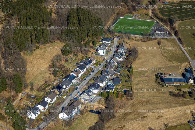 Kirchhundem250308908Heinsberg | Luftbild, Wohngebiet Wohnsiedlung Vor der Höh, Fußballstadion Sportplatz Heinsberg, Kirchhundem, Sauerland, Nordrhein-Westfalen, Deutschland