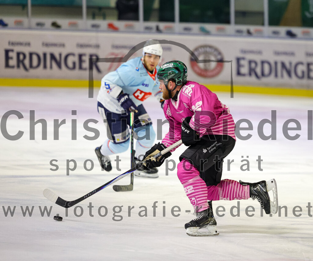 2025-10-05_040_TSV_Erding_gegen_Heilbronner_Falken | Erding, Deutschland, 05.10.2025:Eishockey, Oberliga Süd 2025 / 2026, 6. Spieltag, TSV Erding gegen Heilbronner Falken, Endergebnis: 3:1Grady Hobbs (Erding Gladiators, #22)Foto: Christian Riedel / fotografie-riedel.net