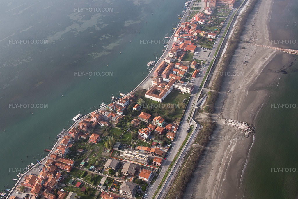 Aerial view: Settlement area in the district Pellestrina in Venice in Pellestrina in the state Veneto, Italy. – Photo: IMG_087443.jpg taken on 04/06/2016 by Werner Riehm/FLY-FOTO.com – Resolution of the original: 4881 x 3254 px