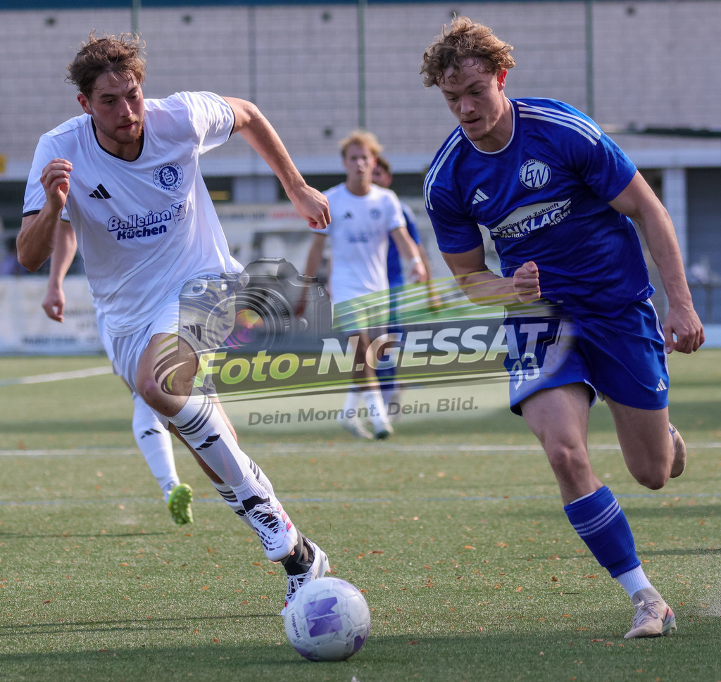 SV Enger-Westerenger - TuS Bruchmühlen | Auf dem Bild zu sehen: blau SV Enger-Westerenger: Fabrice Walter ; weiß TuS Bruchmühlen: Moritz BergSV Enger-Westerenger, TuS Bruchmühlen, Saison 26/27, Kreisliga A, Enger, Deutschland - Realisiert mit Pictrs.com