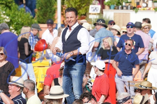 250623Ho504 | Stefan Mross - Immer wieder sonntags, Staffel 6

Ausverkauftes Haus und hochsommerliche Temperatur bei der Halbzeit Sendung von IWS, in der Veranstaltungsarena bei den Wasserwelten beim Europapark Rust. 

Deutschland, Rust, Europapark Rust, 25.06.2023