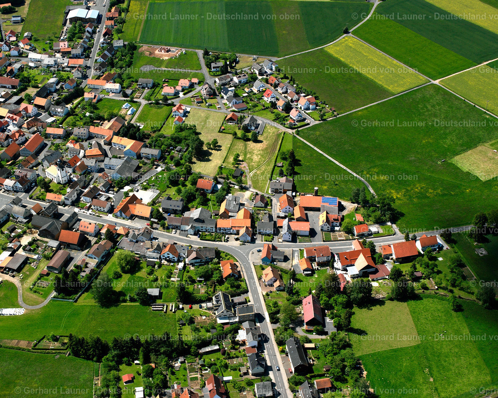 2615817 | WALLENROD 09.06.2006 Ortsansicht am Rande von landwirtschaftlichen Feldern und Nutzflächen  in Wallenrod im Bundesland Hessen, Deutschland // Village view on the edge of agricultural fields and land  in Wallenrod in the state Hesse, Germany Foto: Gerhard Launer