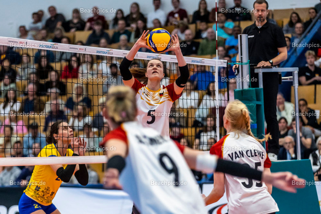 2023-00070975-Freundschaftsspiel-Deutschland-Ukraine | Zuspiel Corrina GLAAB GER 20.05.2023; Berlin Foto: Gerold Rebsch - www.beachpics.de
