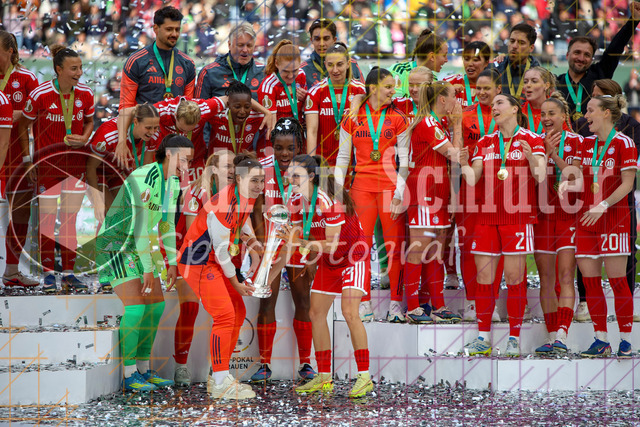14.05.2026, GER, Fussball, Frauen, DFB-Pokal, Finale, Saison 2025/2026, VfL Wolfsburg - FC Bayern München | Lena Oberdorf und Natalia Padilla-Bidas (Bayern) hebend en DFB Pokal hoch