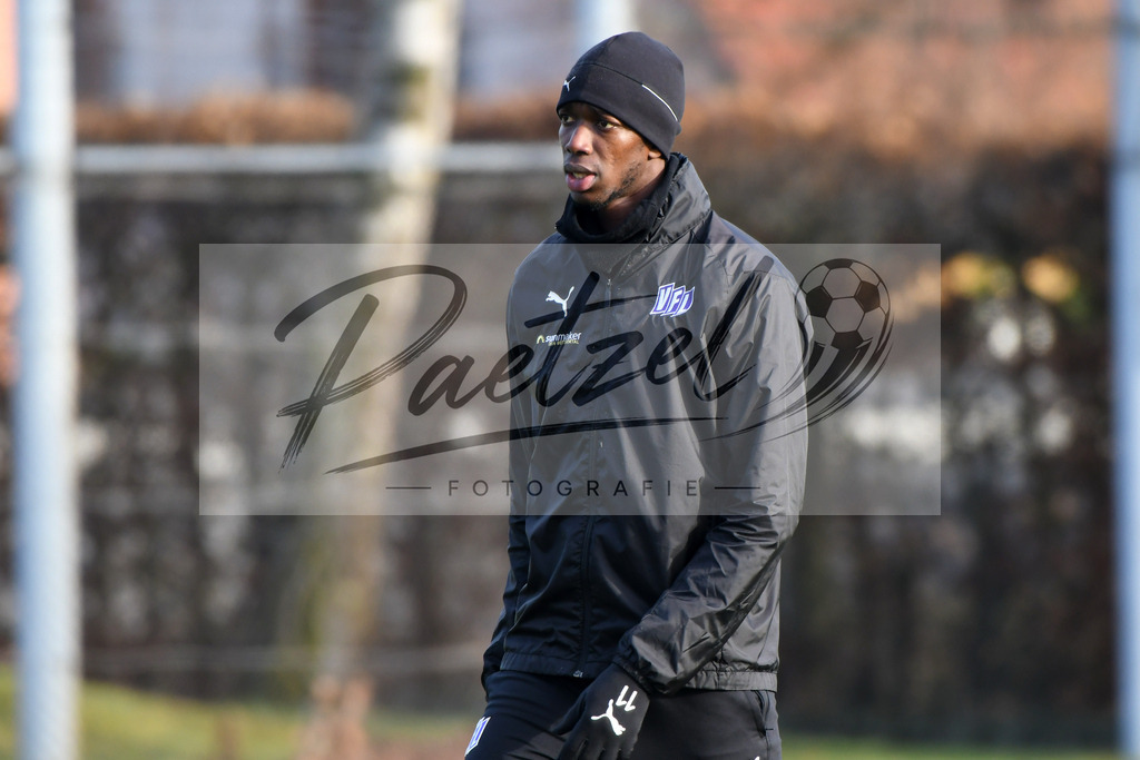 20200126_TRAOSN_0057 | Fußball, Herren: Assan Ceesay (VfL Osnabrück) schaut beim Training des VfL Osnabrück am 26.01.2020 im Sportpark Illoshöhe in Osnabrück, Deutschland.(Foto von Nico Paetzel) - Realisiert mit Pictrs.com