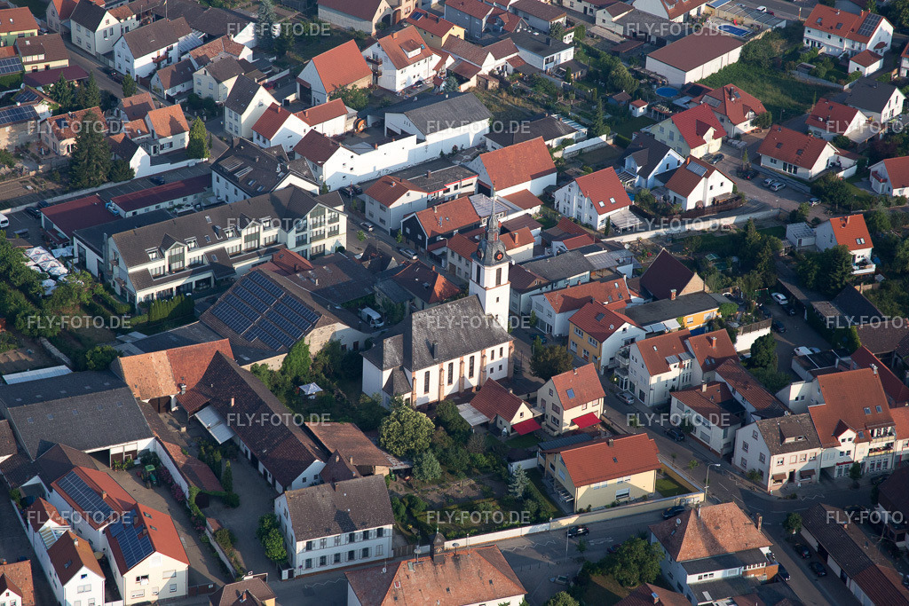 Friedenskirche | Luftbild: Friedenskirche im Ortsteil Mechtersheim in Römerberg im Bundesland Rheinland-Pfalz in Deutschland. Foto: IMG_080548.jpg vom 12.06.2015 durch Werner Riehm/FLY-FOTO.de - Realisiert mit Pictrs.com