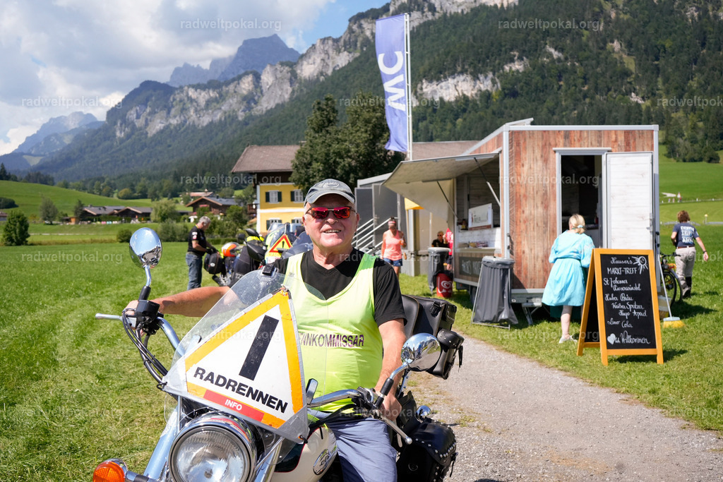70_20230817_Bewerb_Maenner_Muehlanger | AUT - OESTERREICH, 2023-08-16: SPORT RENNRAD-FAHREN - 55. INTERNATIONALER RADWELTPOKAL IN ST. JOHANN IN TIROL  - Vintage-Radrennen mit WM-Bronze-Medaillen-Siegerin Christina Schweinberger, den Teilnehmer und Alexander Baumann (vom Orginastions-Team) - TAG 2 BEWERB MAENNER IN SECHS GRUPPEN  ; Foto: Roland Muehlanger