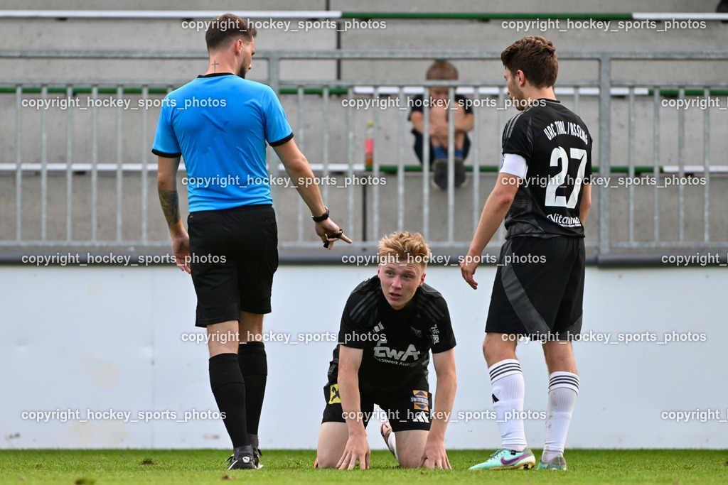 SC Landskron vs. Thal Assling  | Daniel Wittmann Referee, #6 Rene Lukasser-Weitlaner Thal Assling, #27 Dominik Klaus Kofler Thal Assling, SC Landskron vs. Thal Assling , SC Landskron vs. Thal Assling  am 09.08.2024 in Villach (Sportanlage Landskron), Austria, (Photo by Bernd Stefan)