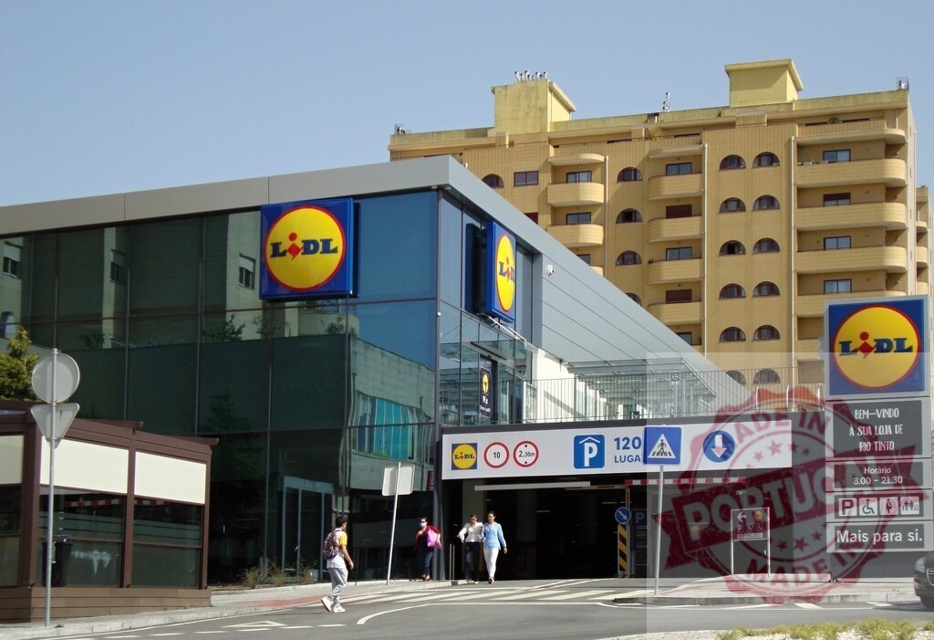 Lidl supermarket building and parking entrance in urban Portugal | Lidl supermarket exterior with a parking garage entrance and residential building in Portugal - Realisiert mit Pictrs.com