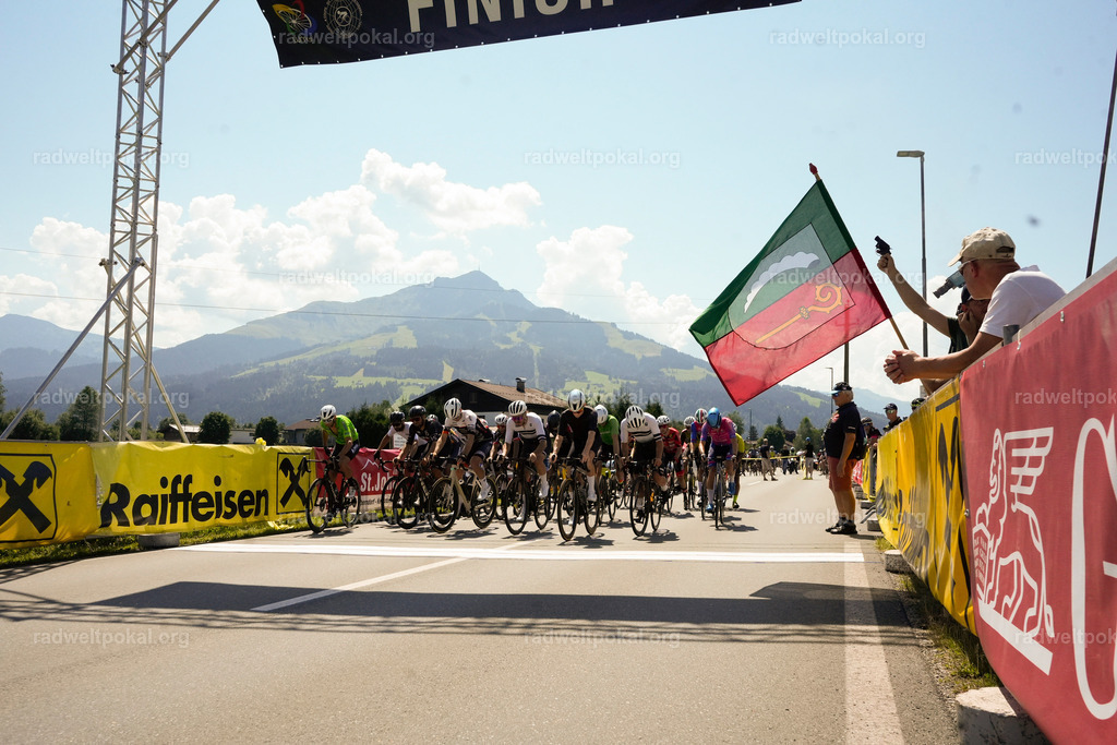 111_20230817_Bewerb_Maenner_Muehlanger | AUT - OESTERREICH, 2023-08-16: SPORT RENNRAD-FAHREN - 55. INTERNATIONALER RADWELTPOKAL IN ST. JOHANN IN TIROL  - Vintage-Radrennen mit WM-Bronze-Medaillen-Siegerin Christina Schweinberger, den Teilnehmer und Alexander Baumann (vom Orginastions-Team) - TAG 2 BEWERB MAENNER IN SECHS GRUPPEN  ; Foto: Roland Muehlanger