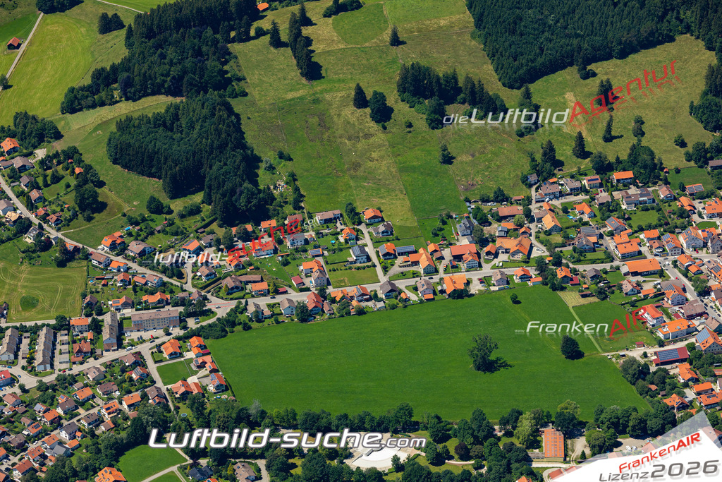 Aktuelles Luftbild von  Peiting - Die Luftaufnahme wurde 2022 mittels UL-Flugzeug erstellt ( keine Drohne ) - hochauflösende Kamera-Systeme von  Canon -Beste Qualität - Für grossformatige Ausdrucke geeignet. Die Geschenkidee !
