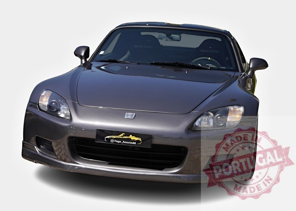 Front view of a gray Honda S2000 sports car parked on a white background | Gray Honda S2000 sports car parked on a white background, showing its front, hood, headlights, and bumper - Realisiert mit Pictrs.com